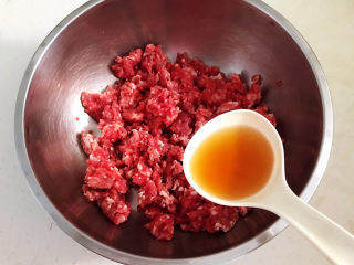 5、牛肉锅贴,加入料酒