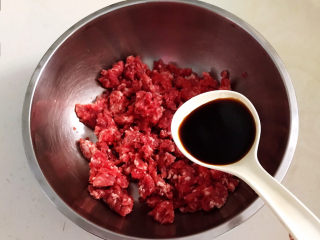 6、牛肉锅贴,加入生抽