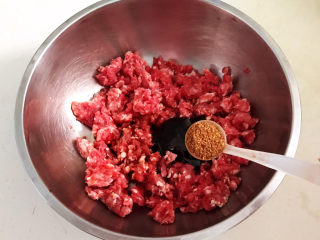 8、牛肉锅贴,加入花椒粉