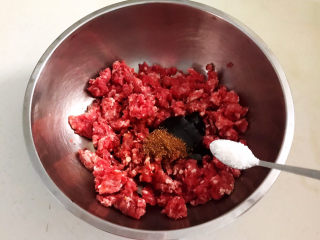 9、牛肉锅贴,加入白糖