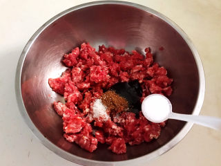 10、牛肉锅贴,加入精盐