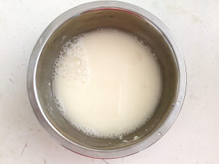 13、牛肉锅贴,取一勺面粉，加入冷水调匀，面汁调好备用