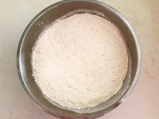 14、牛肉锅贴,高筋面粉放入盆里