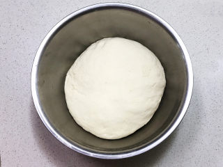 15、牛肉锅贴,加入温水和面，边倒边搅拌，揉成光滑面团，盖上保鲜膜饧面20分钟