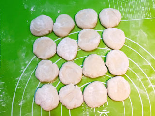 16、牛肉锅贴,把饧好的面分成小叫面块，团圆后压扁