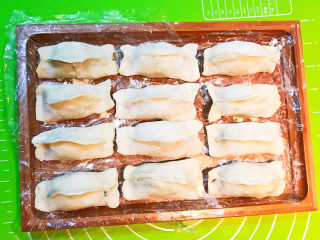 19、牛肉锅贴,逐一包好的牛肉锅贴生坯