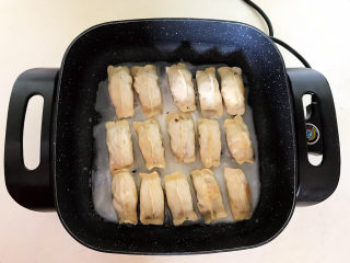 23、牛肉锅贴,倒入调制好的面汁