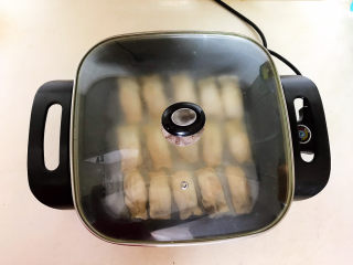 24、牛肉锅贴,盖上锅盖，小火煎至汤汁收干