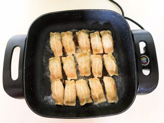 25、牛肉锅贴,牛肉锅贴熟了～