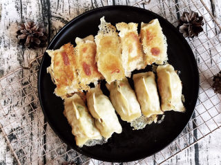 27、牛肉锅贴,牛肉锅贴带着漂亮的冰花，牛肉馅嫩滑多汁，锅贴皮酥脆，皮薄馅大，非常美味~