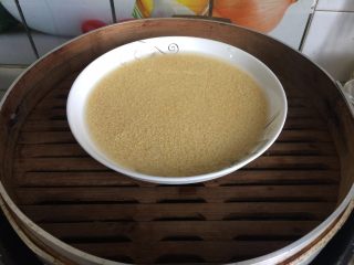 1、三鲜小米锅巴,小米洗净提前浸泡25分钟，加入适量的清水放入蒸笼里蒸15分钟