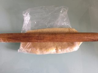 4、三鲜小米锅巴,用擀面杖轻轻擀平整