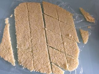 5、三鲜小米锅巴,擀平整后，切成小片