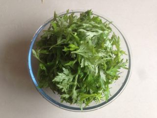 1、清明时节艾糍香,新鲜艾草买回来洗多几遍，留嫩叶去梗