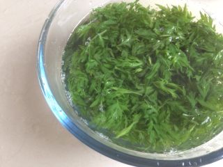 3、清明时节艾糍香,泡在冷水中3分钟。