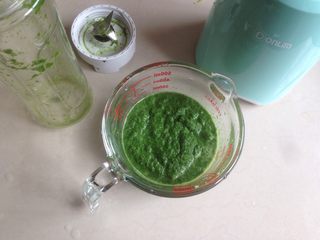 5、清明时节艾糍香,打成艾叶糊，不需要过滤出艾叶汁，直接用即可。