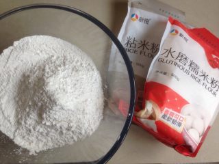 6、清明时节艾糍香,盆里装入糯米粉、粘米粉和糖，混合一下