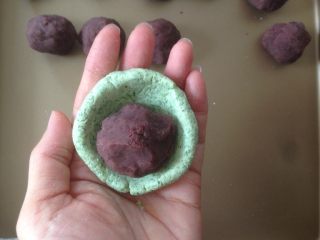 10、清明时节艾糍香,放入豆沙馅。