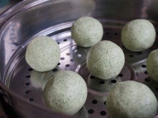 12、清明时节艾糍香,放在抹了油的蒸笼里。