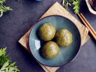 13、清明时节艾糍香,开水上锅蒸15分钟左右。