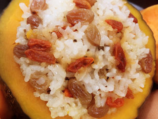 13、糯米南瓜盅,打开蒸锅,取出南瓜盅。