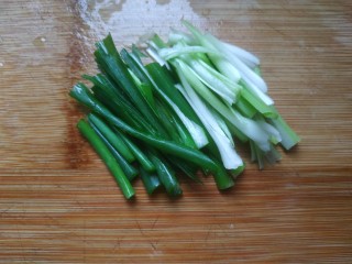 3、凉拌腐竹黄瓜,葱切丝