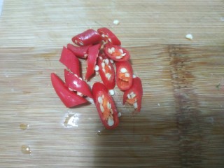 5、凉拌腐竹黄瓜,小米椒切菱形片