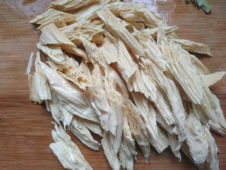 7、凉拌腐竹黄瓜,腐竹切菱形片