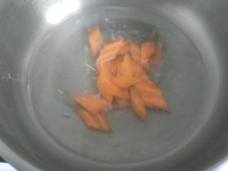 9、凉拌腐竹黄瓜,胡萝卜焯水一分钟，捞出放入冷水中