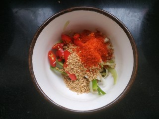 11、凉拌腐竹黄瓜,把葱蒜小米辣放入小碗中，加入一勺辣椒粉（不喜欢吃辣的可以不加），加入适量白芝麻