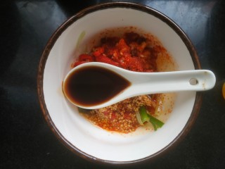 14、凉拌腐竹黄瓜,在小碗中加入3勺醋