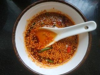 18、凉拌腐竹黄瓜,适量香油。搅拌均匀