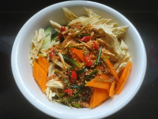 19、凉拌腐竹黄瓜,把调料倒入盆中，搅拌均匀即可