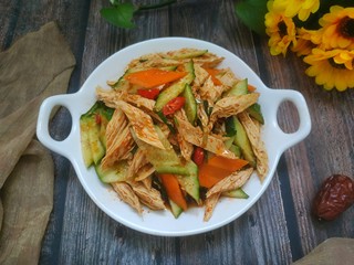 20、凉拌腐竹黄瓜,装盘