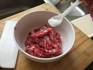 4、芹菜炒牛肉丝,加一小勺糖