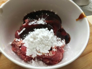 6、芹菜炒牛肉丝,加入一勺淀粉