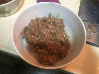 10、芹菜炒牛肉丝,牛肉丝下锅大火煸炒至8分熟