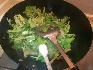 12、芹菜炒牛肉丝,加入一小勺盐调味