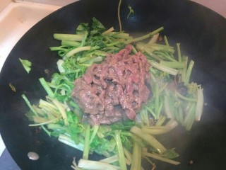 13、芹菜炒牛肉丝,加入牛肉丝