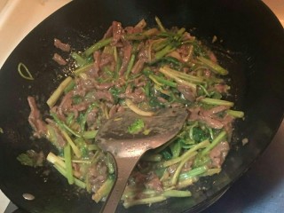 14、芹菜炒牛肉丝,继续大火煸炒2分钟