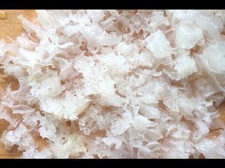 1、奶香南瓜银耳美颜养生糊,银耳隔夜浸泡至软，撕碎！