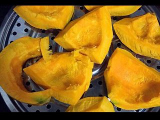 2、奶香南瓜银耳美颜养生糊,南瓜削皮切薄片。