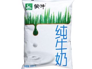 3、奶香南瓜银耳美颜养生糊,牛奶200ml备用