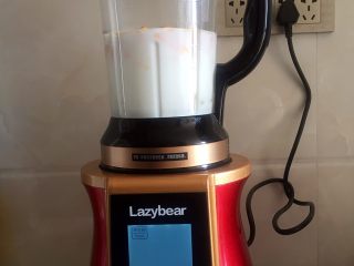 4、奶香南瓜银耳美颜养生糊,所有材料放入破壁机，按键养生糊，一键完成！