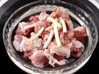 4、香菇蒸鸡块,加入葱段。