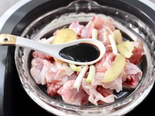 7、香菇蒸鸡块,加入生抽。