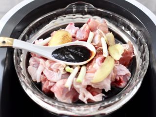 9、香菇蒸鸡块,加入蚝油。