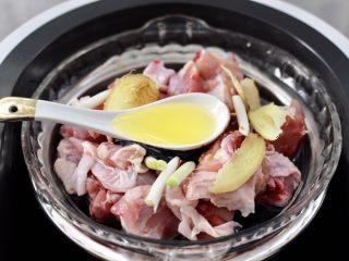 10、香菇蒸鸡块,加入食用油。