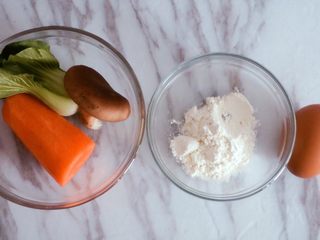 1、宝宝辅食之时蔬厚蛋烧,准备好所需要的食材