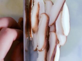 2、宝宝辅食之时蔬厚蛋烧,香菇去蒂,切成片
